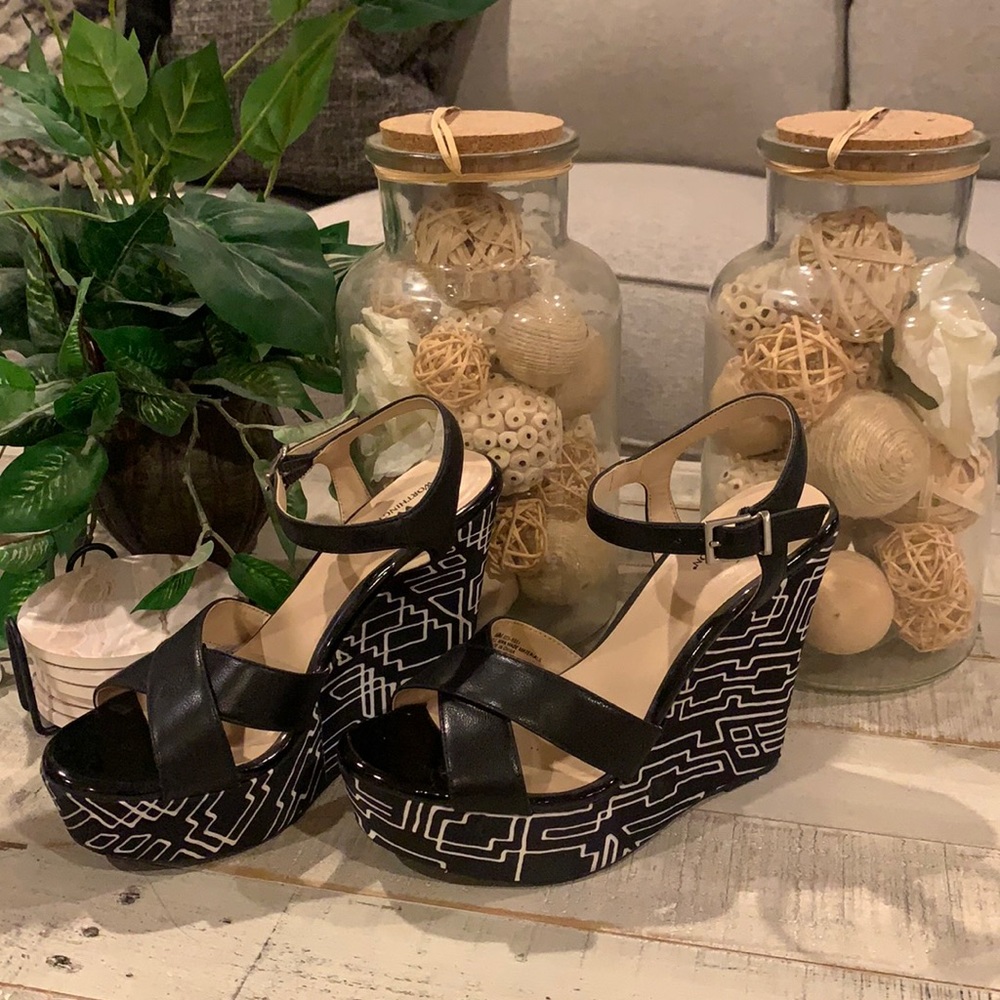 Worthington wedge. Color black/white. Size 6.5